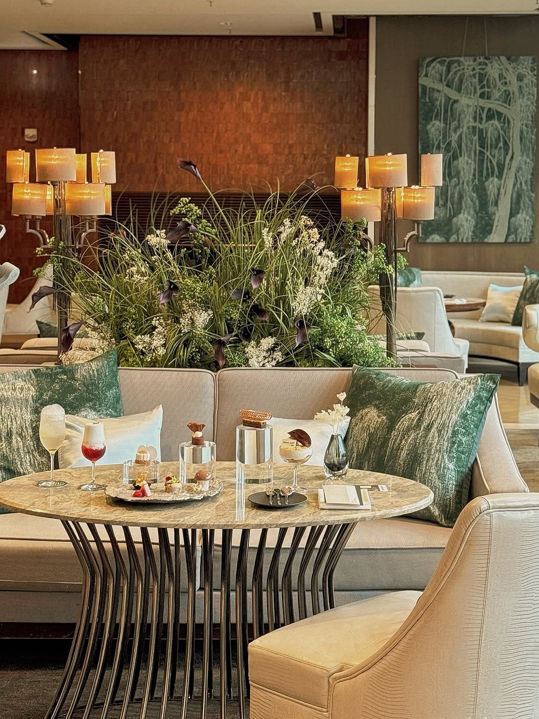 Photo shared by 오늘의 윤세 on September 25, 2025 tagging @jwmarriott_dongdaemun, and @lofa_seoul. May be an image of table, armchair, dining table, sofa, kitchen table, indoors, living room and text.