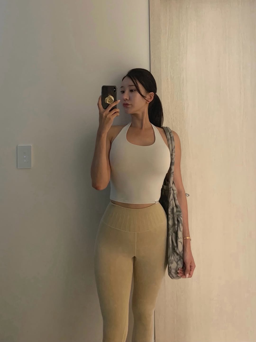 Photo by 𝘊𝘩𝘰𝘪 𝘠𝘰𝘰𝘯 𝘚𝘦𝘰 on December 25, 2025. May be a selfie of phone, sweatpants and text.