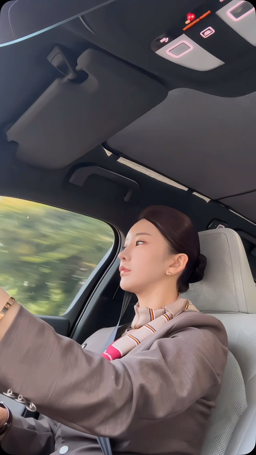 yoonthechoi 게시물 이미지: 비행 가기 전에 억지 텐션 올리려고 듣는 노래.. 그렇지만 텐션 못 따라가는 나..