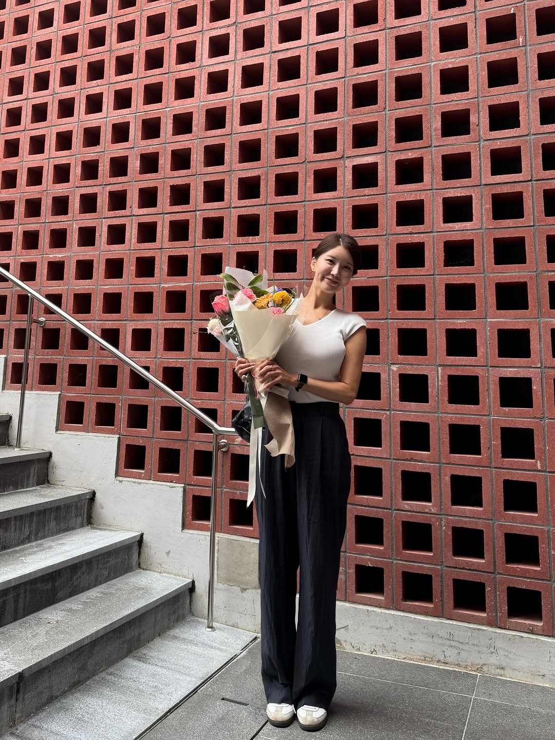 Photo by 𝘊𝘩𝘰𝘪 𝘠𝘰𝘰𝘯 𝘚𝘦𝘰 on August 31, 2025. May be an image of 1 person, flower arrangement, jumpsuit, prairie gentian, white lily, rose, brick wall and text.
