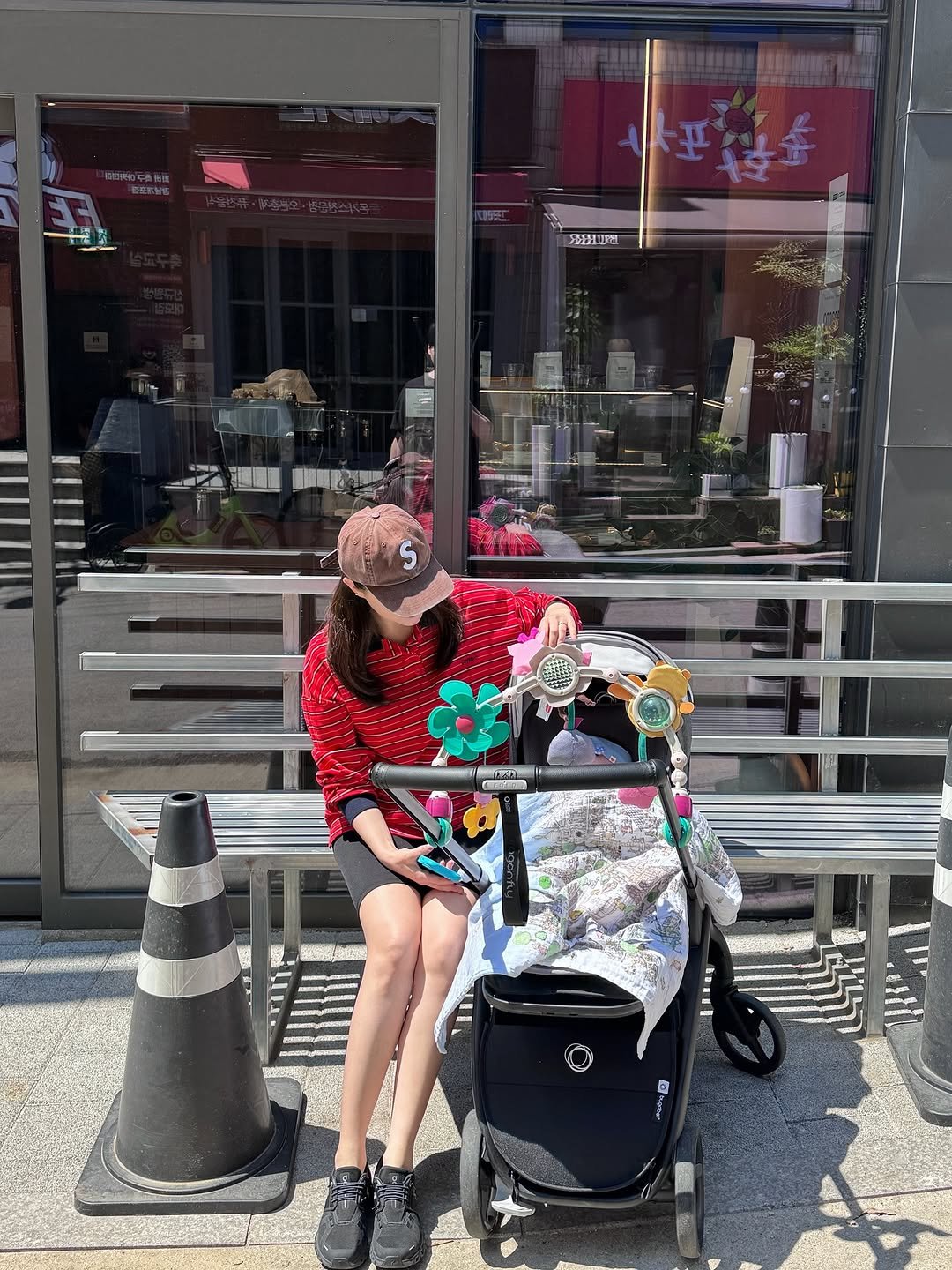 yoooo_nie 게시물 이미지: 집앞 마실 총총 🚶🏻‍♀️..🌻♥️ 𝕨𝕚𝕥𝕙 @siaaaa_nie 💙