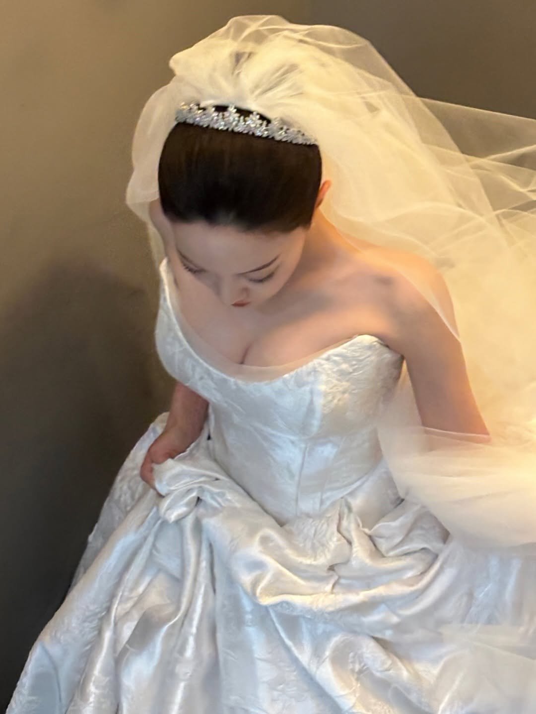 yoooo_nie 게시물 이미지: 어쩌다 다시 꺼내 보게 된 나의 결혼식 사진 🕊️🫧🤍
지금은 한 아이의 엄마가...