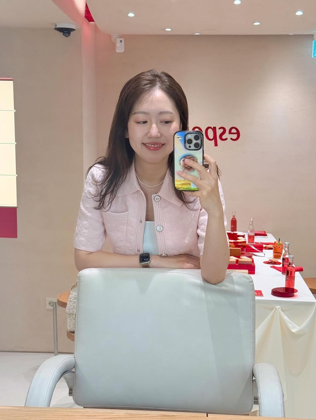 Photo by 유트루 on September 18, 2025. May be an image of 1 person, hair, medicine, hair product, lotion and text that says '9929 q29'.