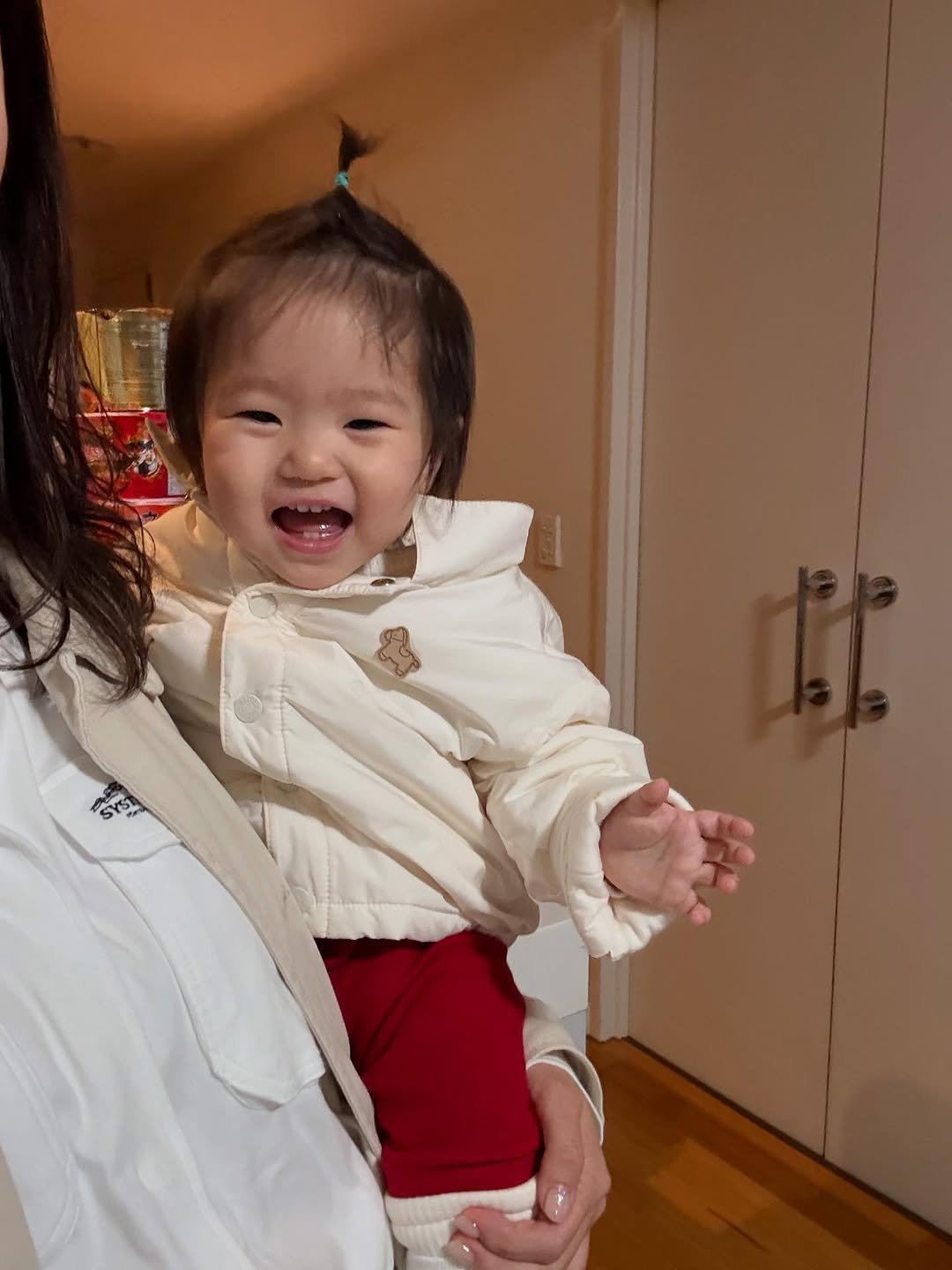 Photo by 유트루 on August 30, 2025. May be an image of 1 person, baby, duffle coat, snowsuit, fleece, parka and text.