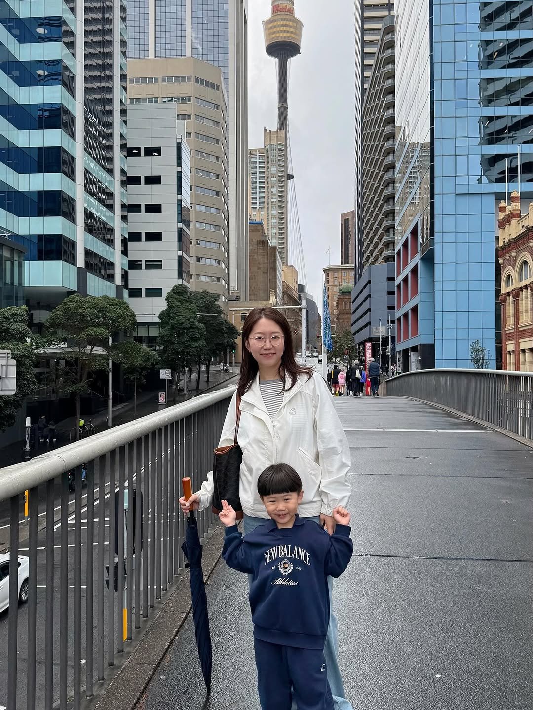 Photo by 유트루 on August 06, 2025. May be an image of 5 people, umbrella, the CN Tower, skyscraper and text.