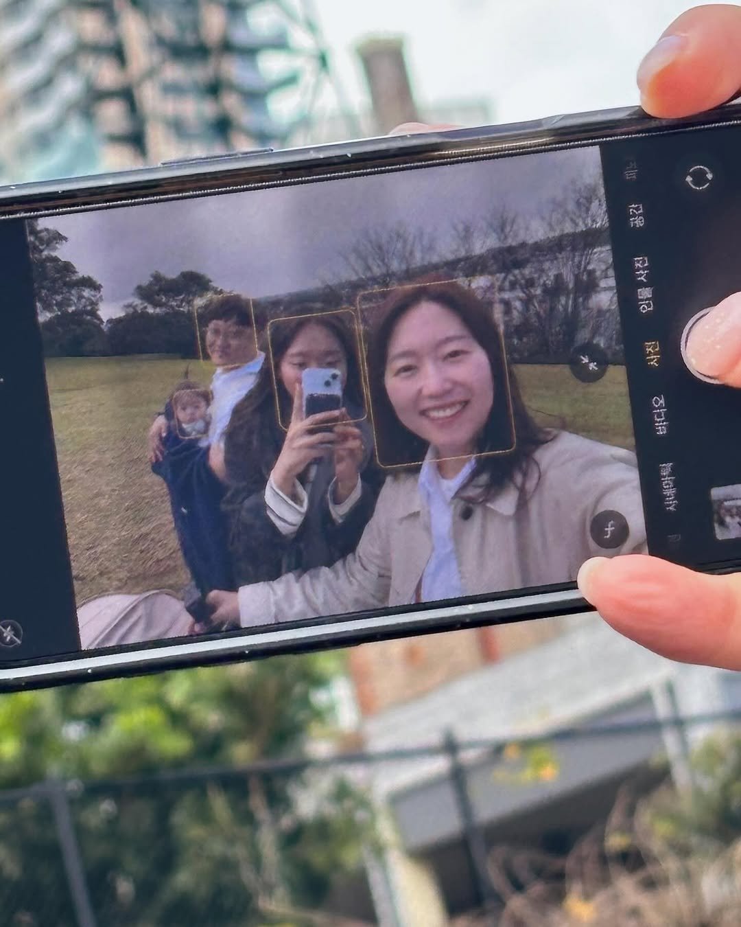 Photo by 유트루 on July 31, 2025. May be a selfie of 2 people, mirror, park and text.