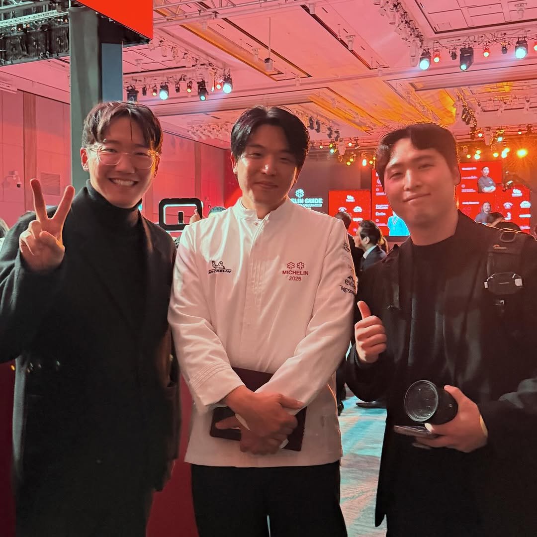 Photo shared by 육식맨 YOOXICMAN on March 05, 2026 tagging @sungmosu, @food_writer_jw, and @yooxicman. May be an image of one or more people and text.