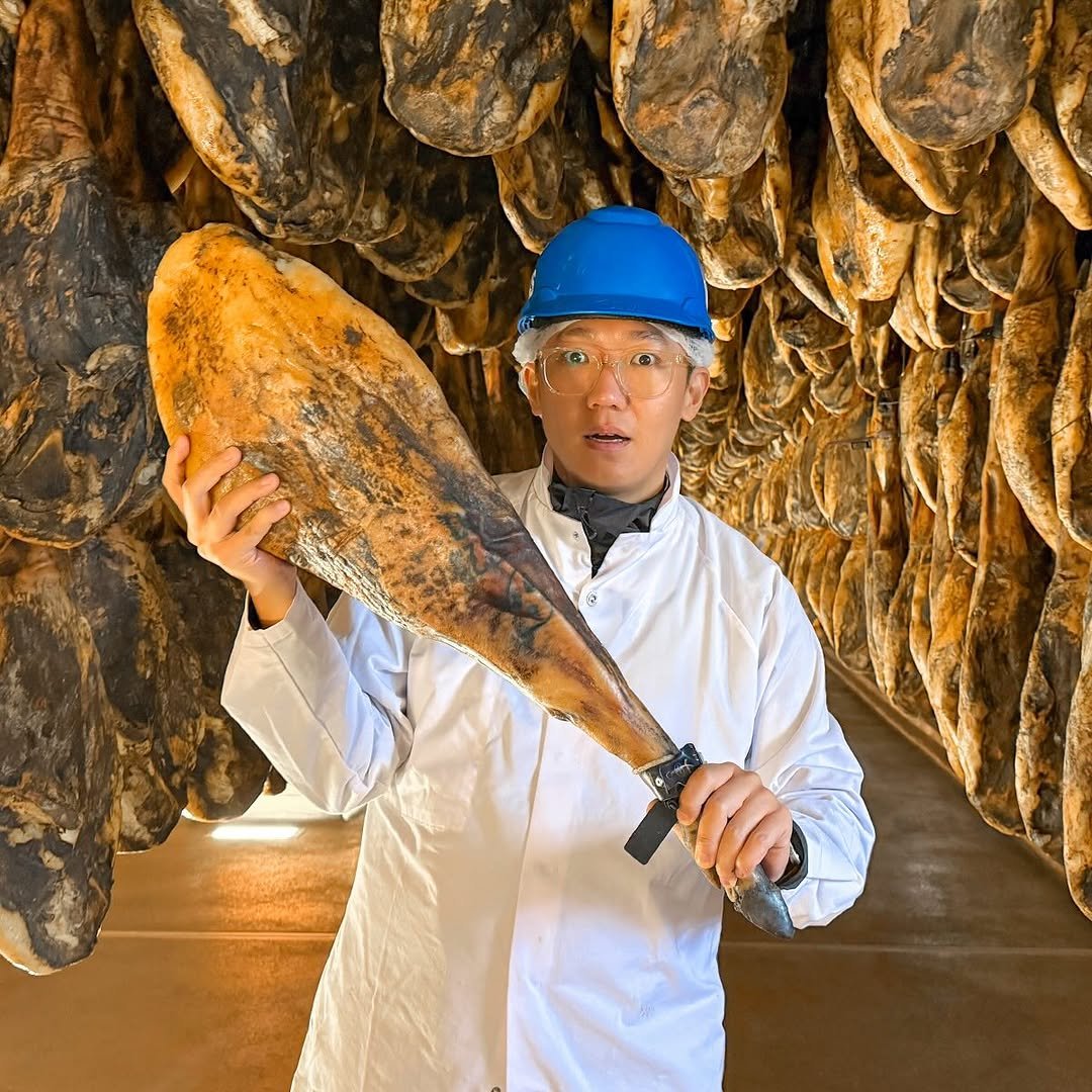 Photo by 육식맨 YOOXICMAN on April 06, 2026. May be an image of smoked salmon, steak, salami, fillet and text.