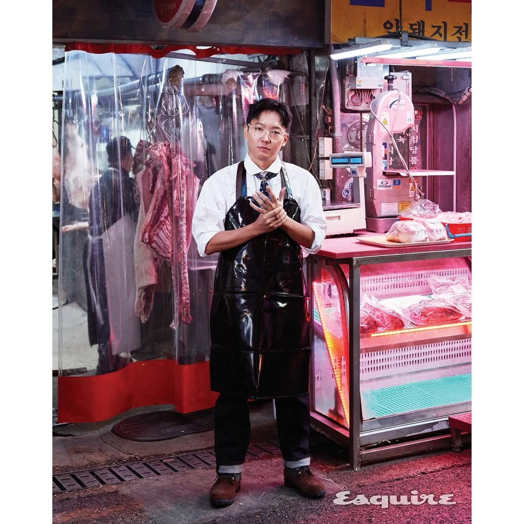 Photo shared by 육식맨 YOOXICMAN on December 01, 2024 tagging @esquire.korea, and @yooxicman.