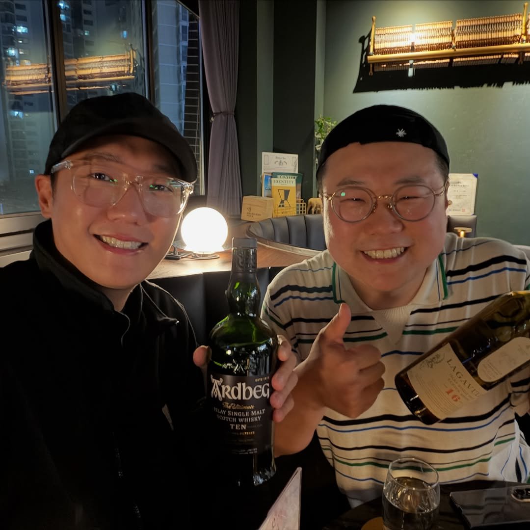 Photo shared by 육식맨 YOOXICMAN on November 07, 2025 tagging @sinomoon, and @yooxicman. May be an image of whiskey and text.