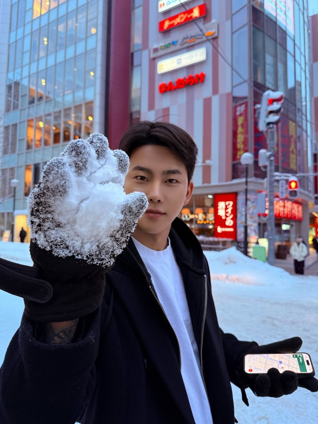Photo by 박재열 on January 28, 2026. May be an image of duffle coat and snow.