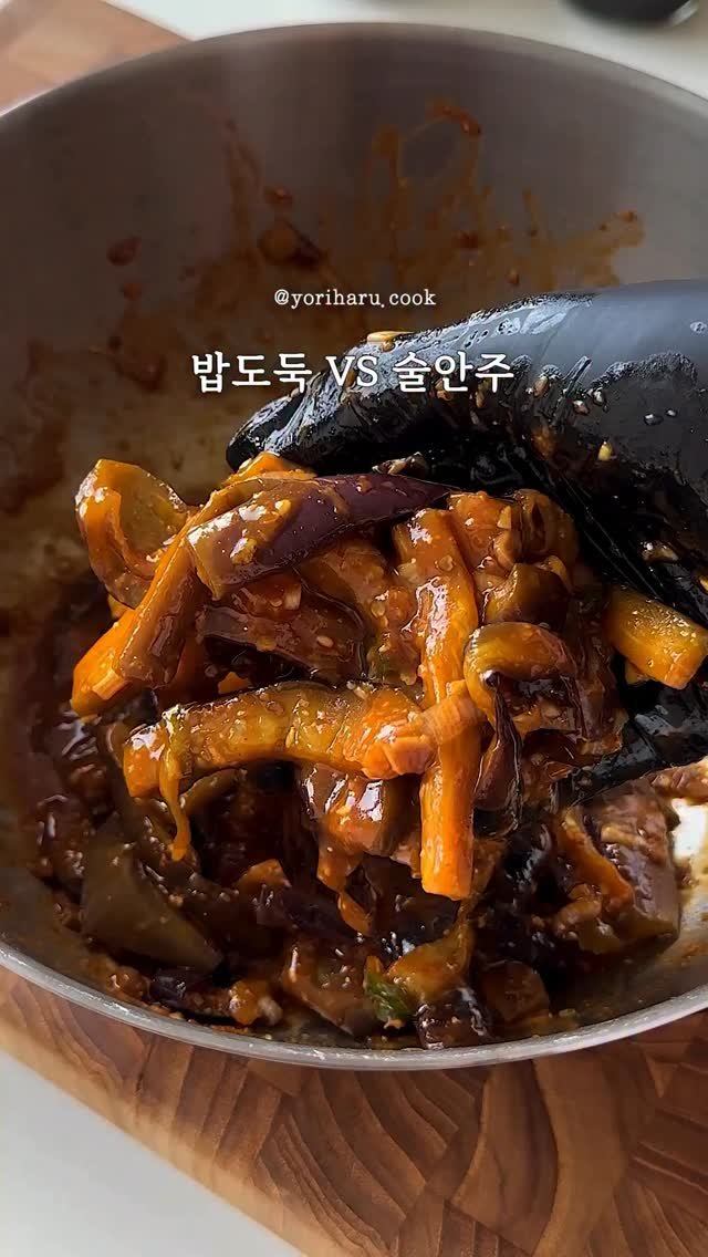 yoriharu.cook 게시물 이미지: 살 찌긴 싫은데 자극적인 맛 땡길 때 🌶️
#요리하루가지짭짤이무침
아주 강렬하게...