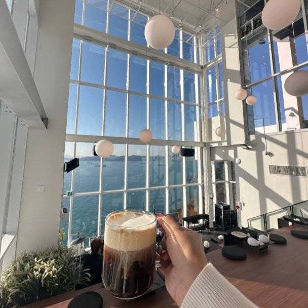 Photo by 프로다이어터 뇨커 on August 13, 2025. May be an image of 1 person, coffee cup, coffee, cappuccino, cornflower and text.