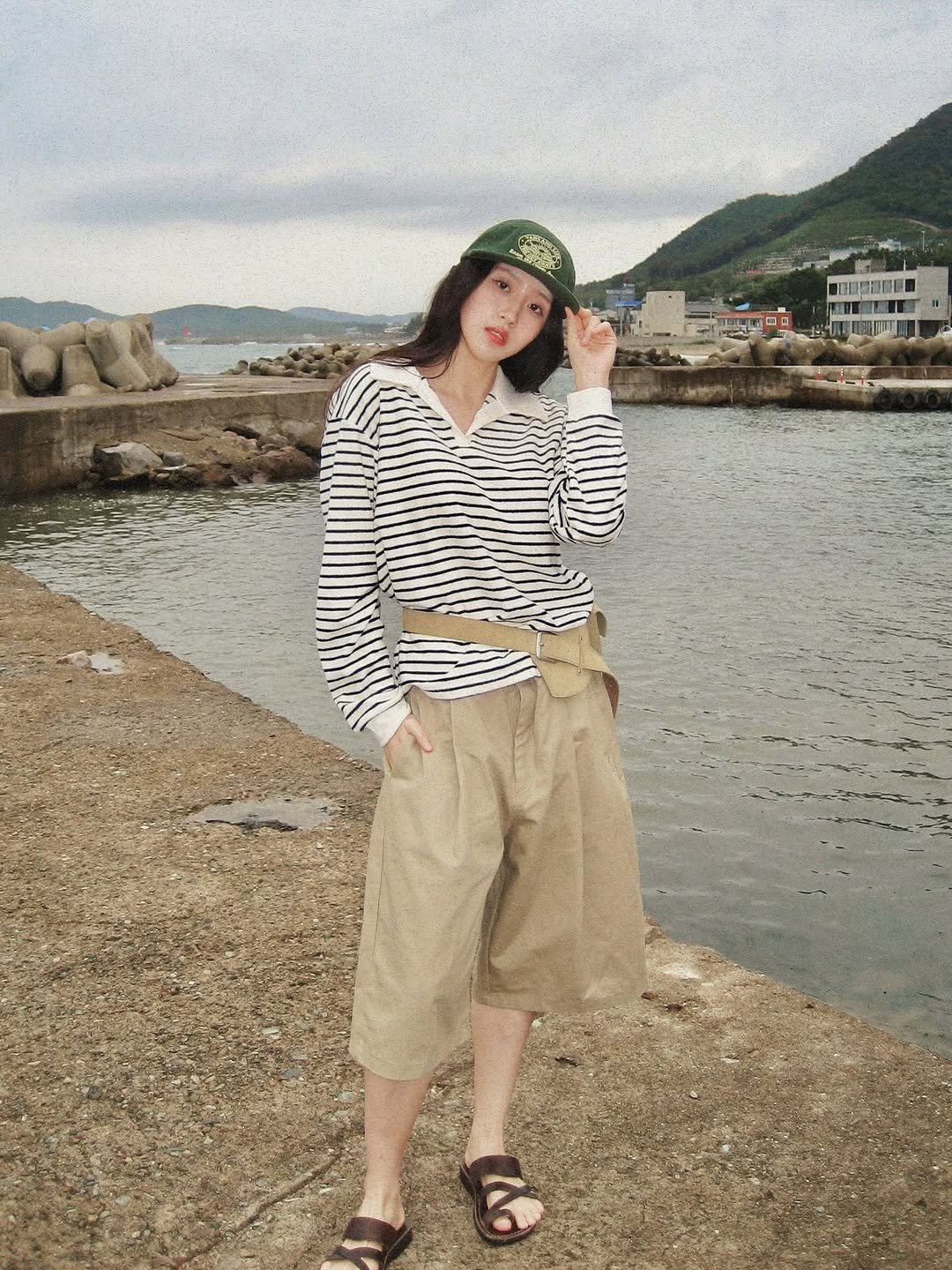 Photo shared by 조유영 on October 06, 2025 tagging @jerusalemsandals_kr, @leseizieme_official, and @noise_store_official.