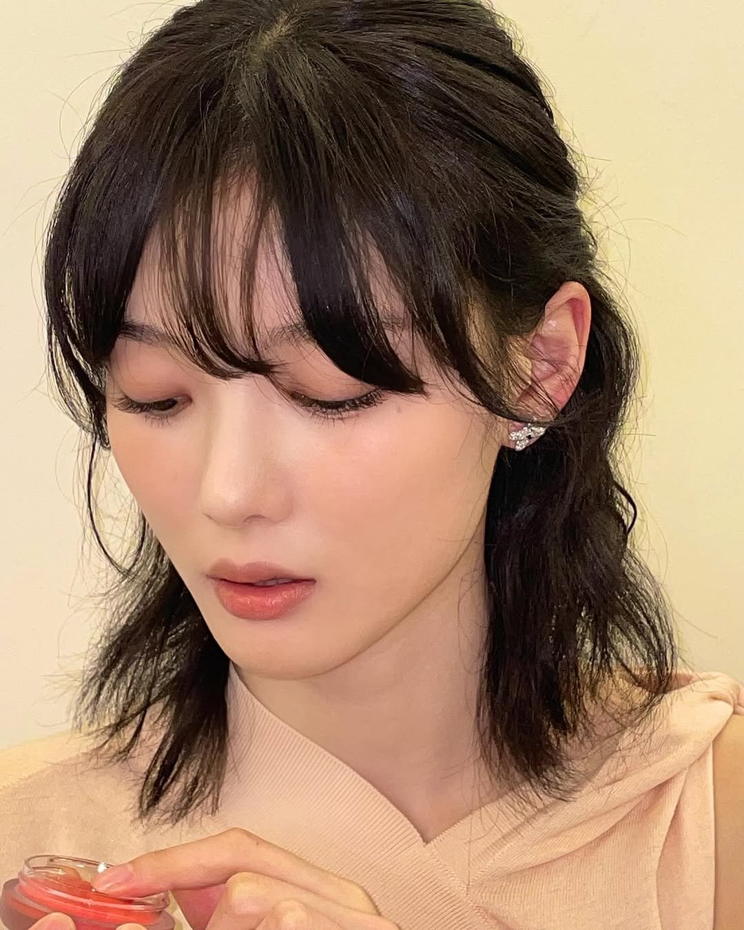 Photo by 김유정  KIM YOU JUNG 🇰🇷 on May 17, 2025. May be an image of one or more people, bangs and makeup.