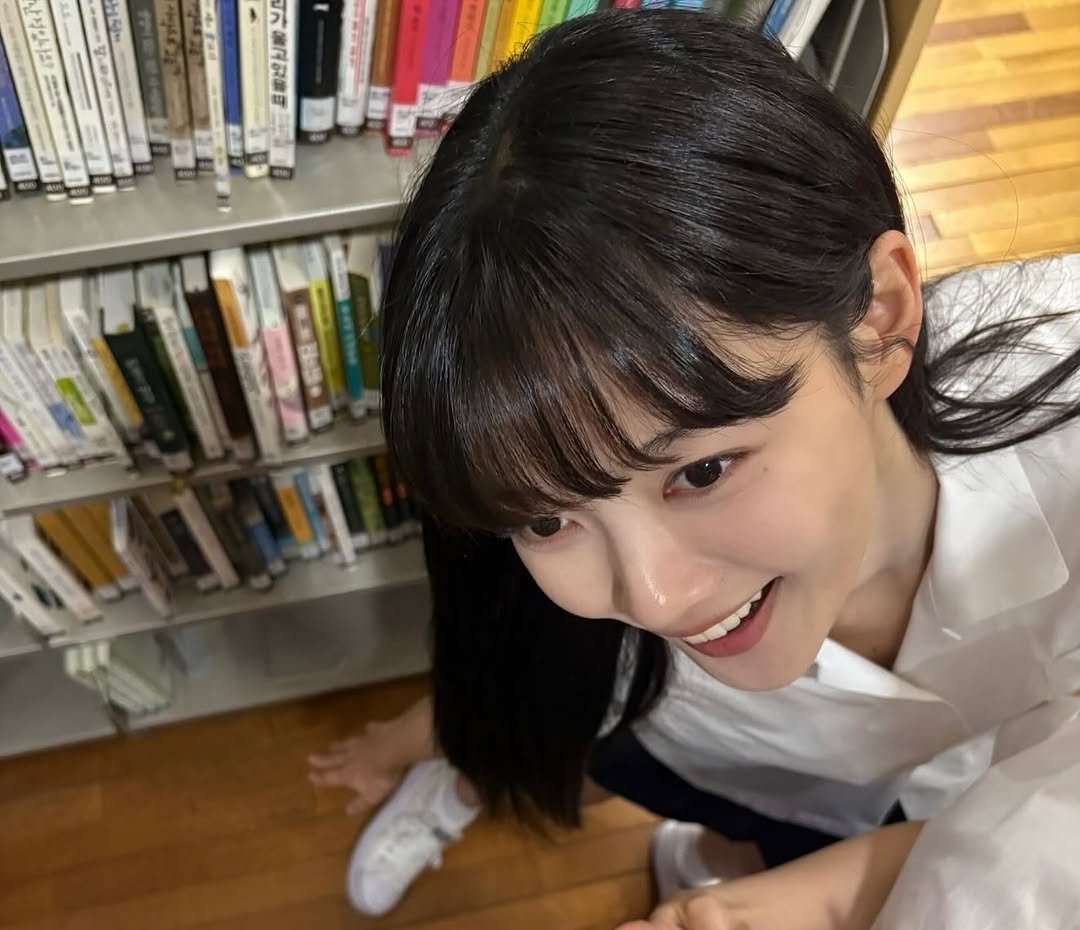 Photo by 김유정  KIM YOU JUNG 🇰🇷 on November 05, 2025. May be an image of one or more people, hair, book and text.