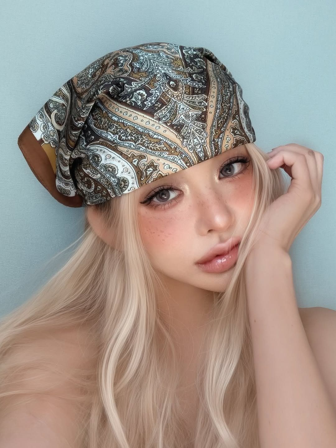 Photo by 유앤아인 on August 10, 2025. May be a closeup of 1 person, blonde hair, hat, headdress, turban, head covering, headscarf, beret and text.