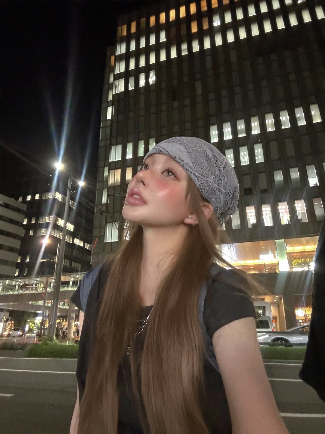 Photo by 유앤아인 on July 07, 2025. May be a selfie of one or more people, hair, beret and night.