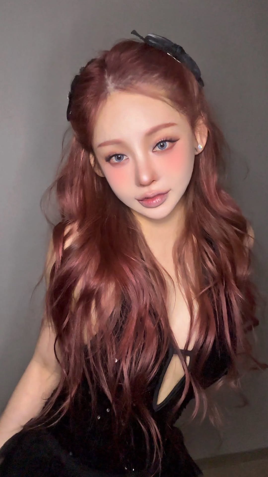 youandain_ 게시물 이미지: 염색하고 붙임 머리하고 집에서 오랜만에 예쁜 척(?)
헤어 컬러는...