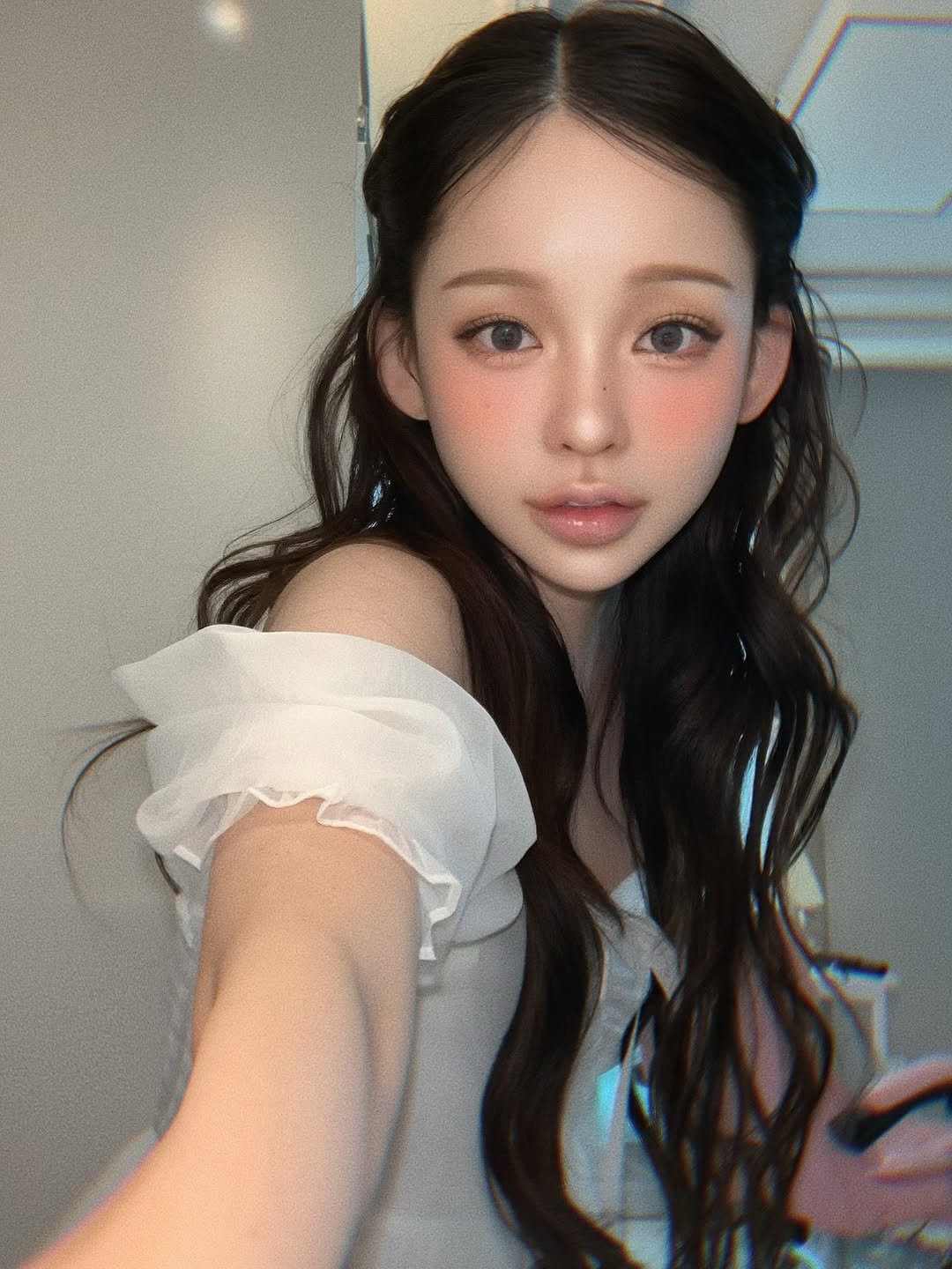 Photo by 유앤아인 on September 17, 2025. May be an image of 1 person, hair and text.