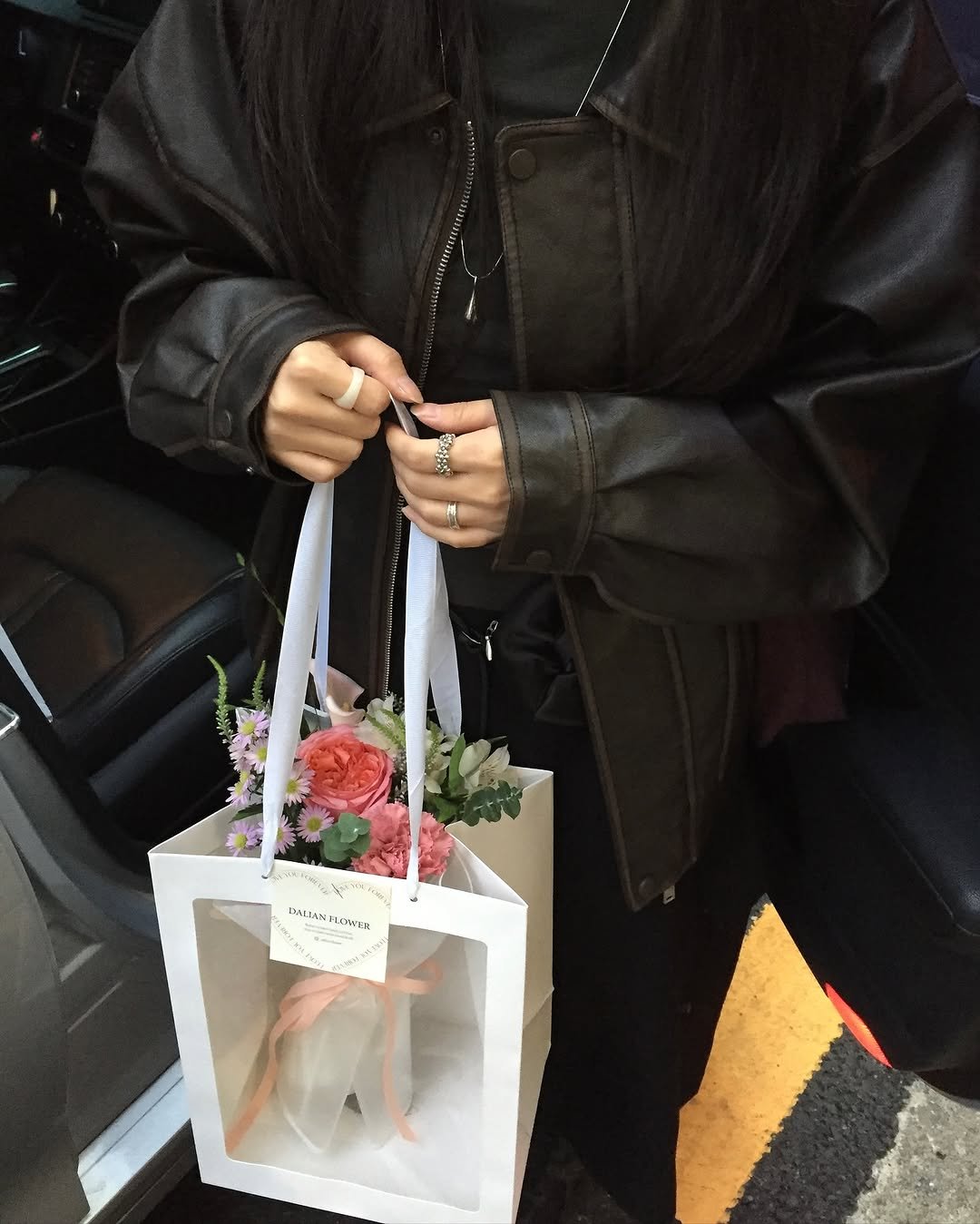 Photo by 유빈 on October 26, 2025. May be an image of bouquet, flower arrangement, prairie gentian, baby's-breath, white lily, carnation, rose and text.