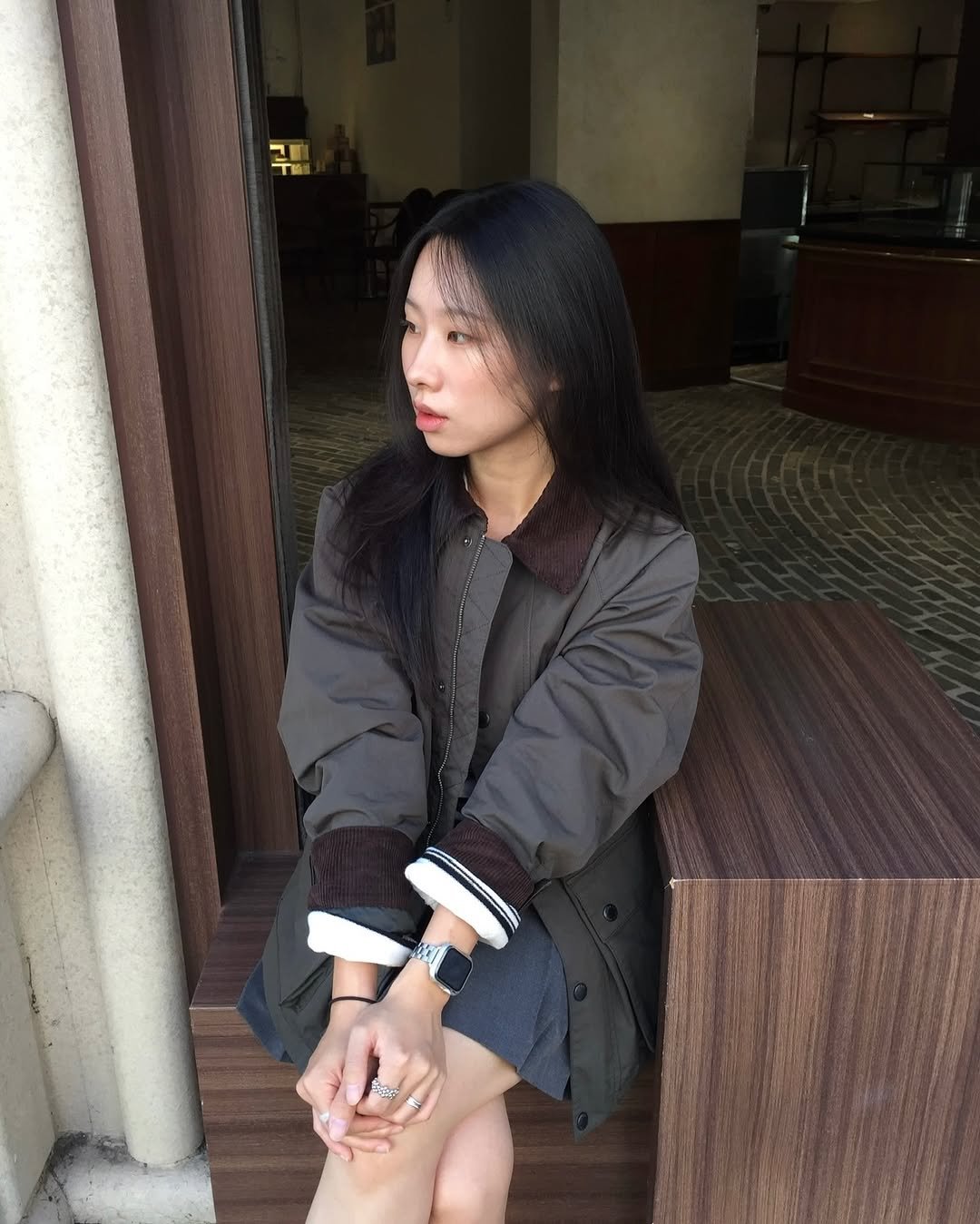 Photo shared by 유빈 on October 09, 2025 tagging @whoaukorea, and @whoau_ootd. May be an image of duffle coat, overcoat, parka, flight jacket and text.