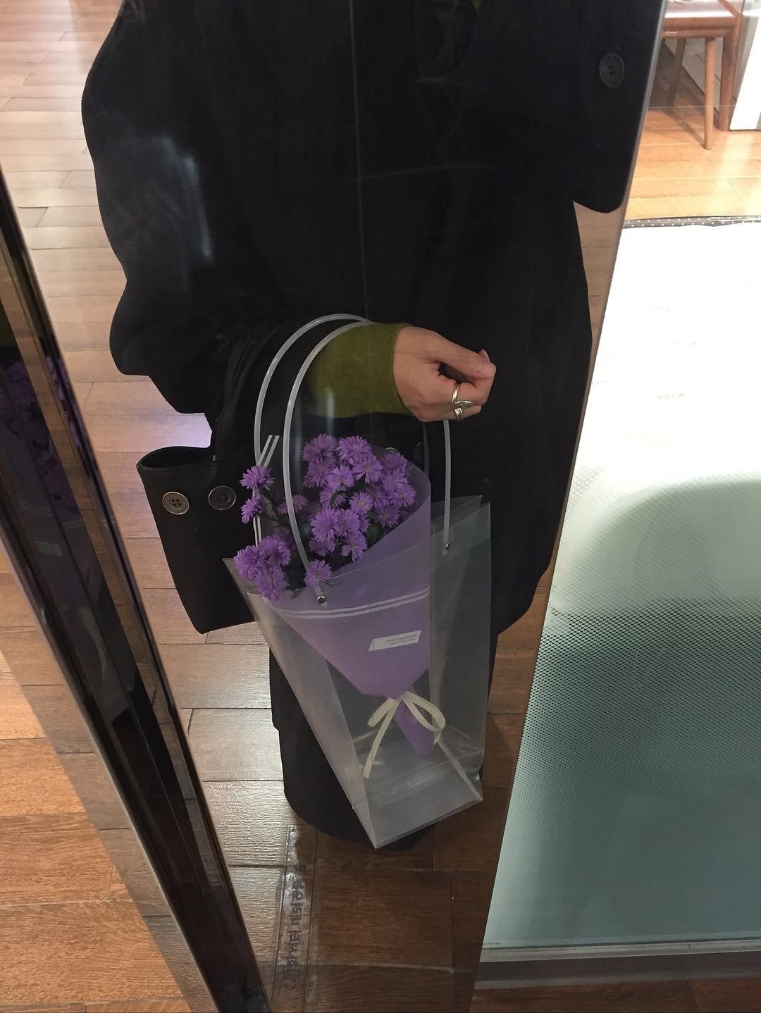 Photo shared by 유빈 on November 06, 2025 tagging @yangyuncheor. May be an image of bouquet, prairie gentian, scorpion grass, carnation, lavender and text.