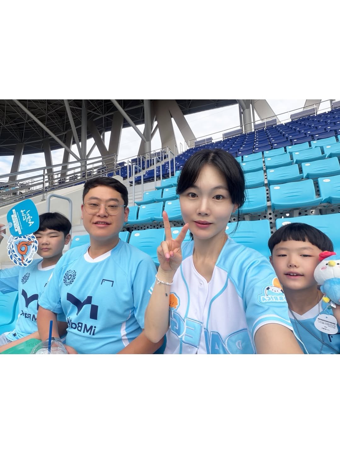 Photo by 유부나은 김나은 on September 27, 2025. May be an image of 4 people, stadium and text.