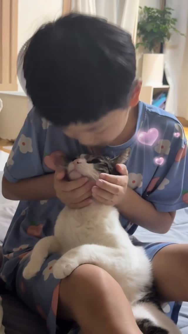 youbu_better 게시물 이미지: 미안해 래오야... 형아를 간택한 너의 잘못...🥺
둘째와 래오🩷소다팝 당하는...