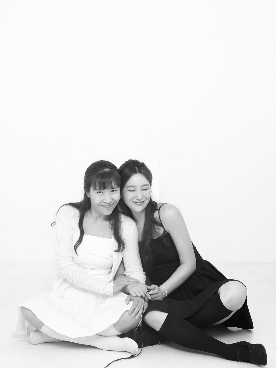 Photo by 유나브 • 윰🍡 on August 18, 2025. May be a black-and-white image of 2 people and text.