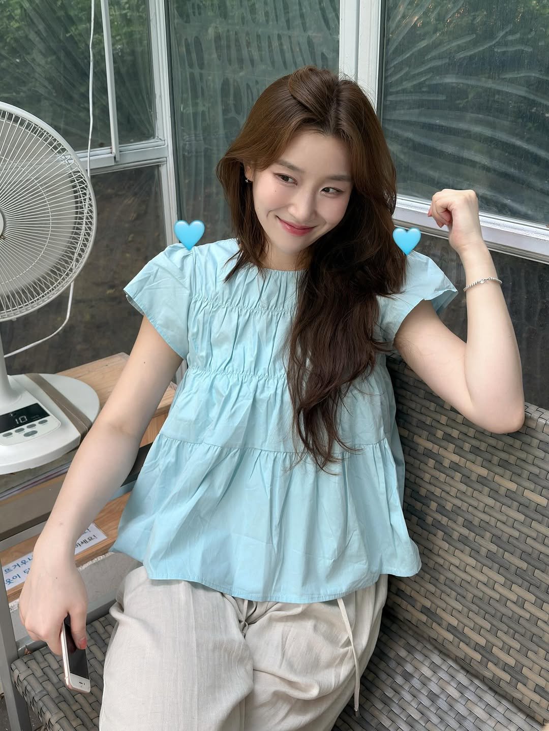 Photo by 유나브 • 윰🍡 on July 31, 2025. May be an image of 1 person, hair, sleepwear, top and text that says '아세요 토거우는'.