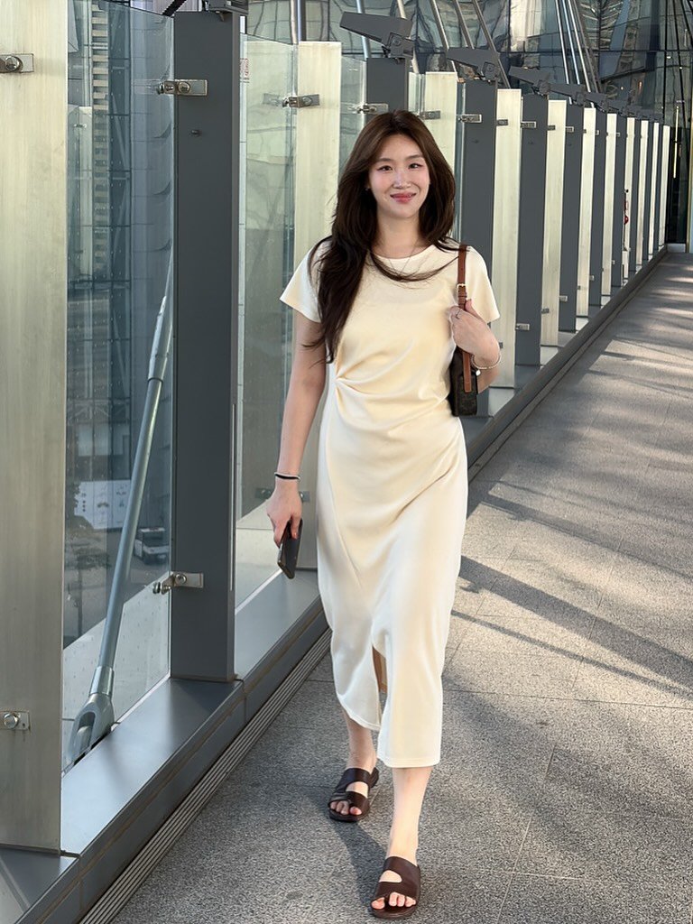 Photo by 유나브 • 윰🍡 on July 24, 2025. May be an image of 1 person, sleepwear, slip, dress, slingback shoes, sundress and text.