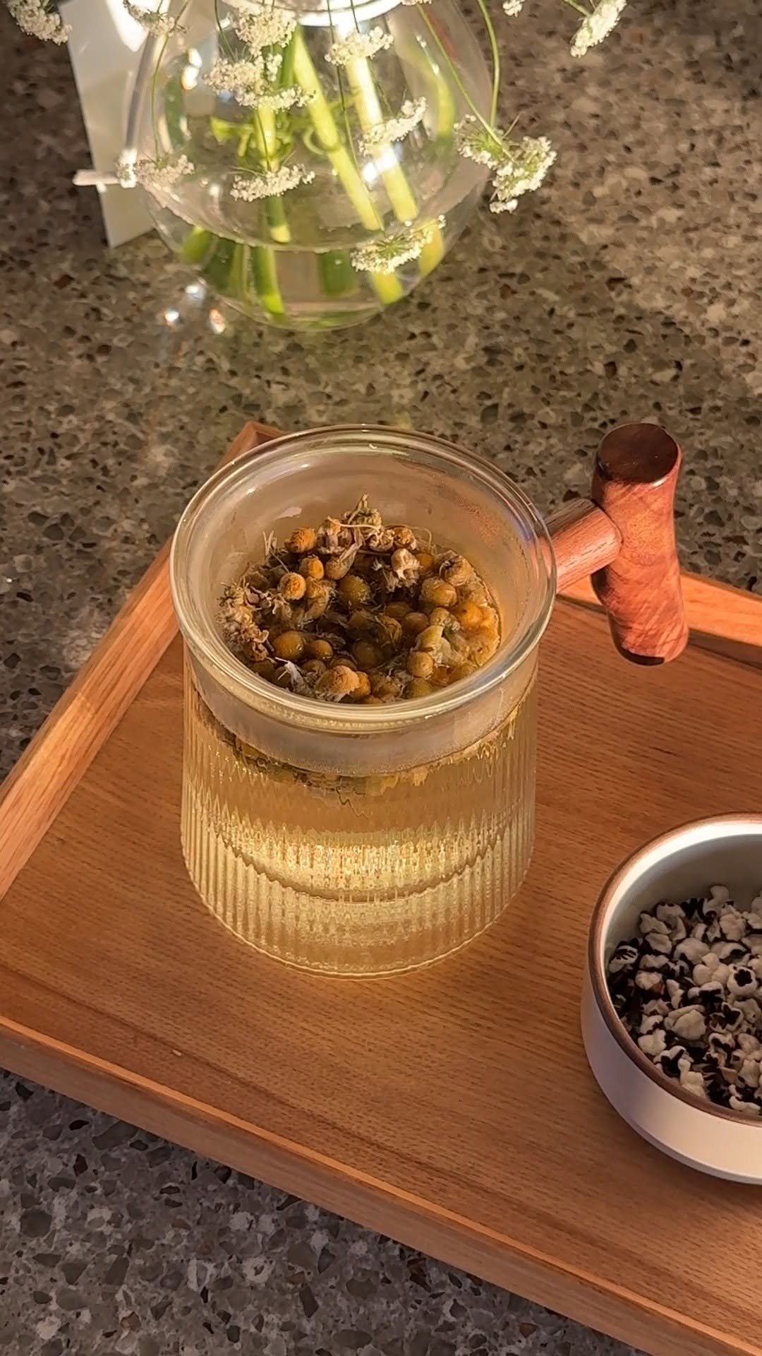 young.miller 게시물 이미지: 순수 꽃잎만 담은 방앗간청년 #캐모마일

허브차 중 가장 많이 알려진 차로써...