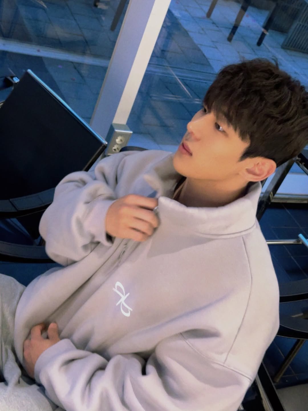 young_ju.__ 게시물 이미지: 영써티 아재의 손하트 하는 법,,