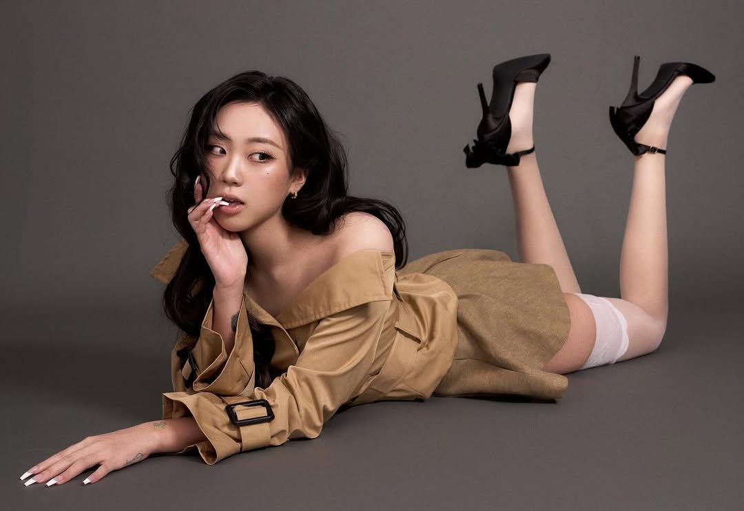 Photo shared by 이영지 on December 31, 2025 tagging @hongjanghyun, @daindaini, @sensi_bilite, and @eunha_hair_12.