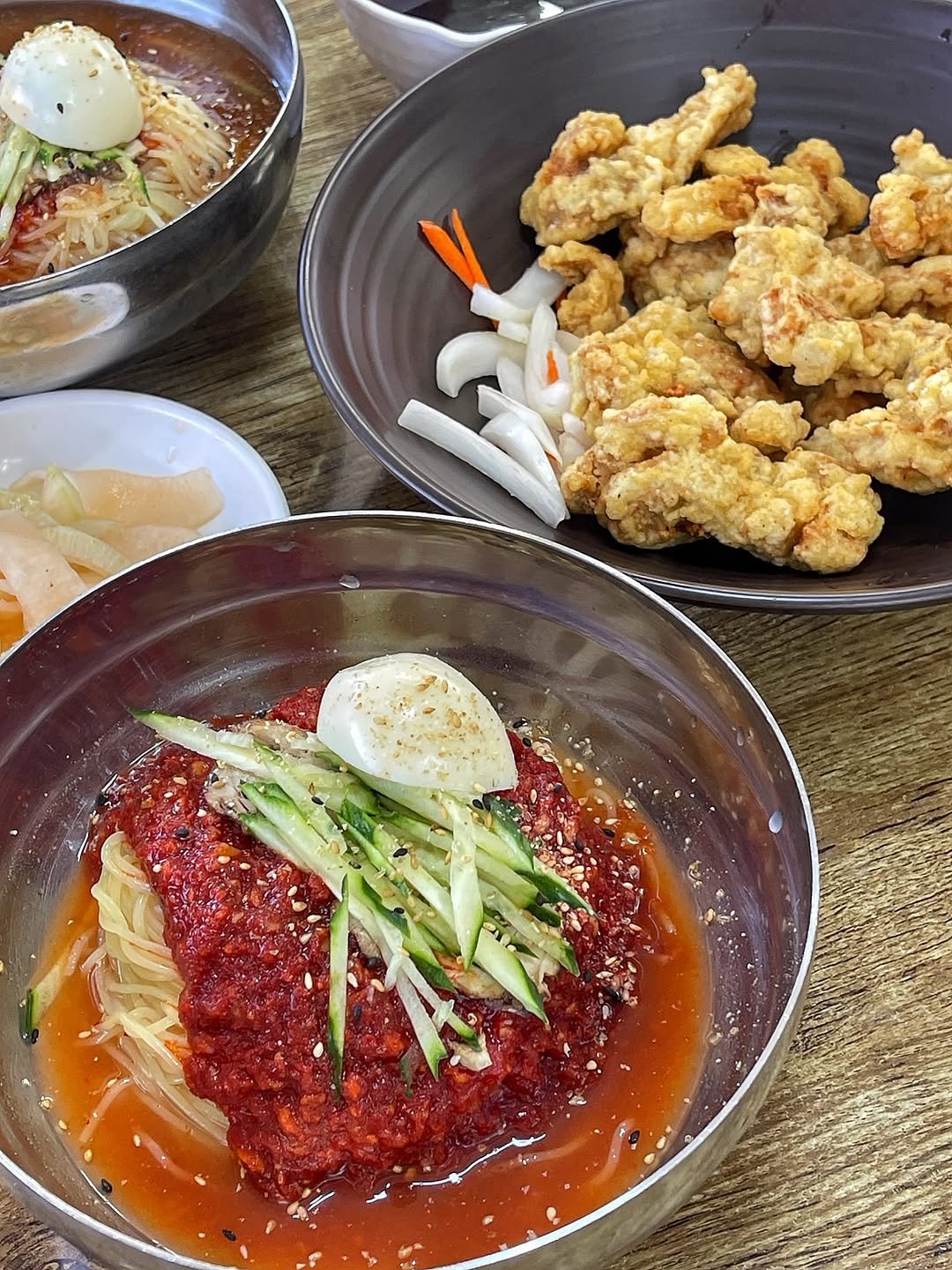 Photo by 하또먹 on July 24, 2025. May be an image of chicken, ramen, noodles and text.