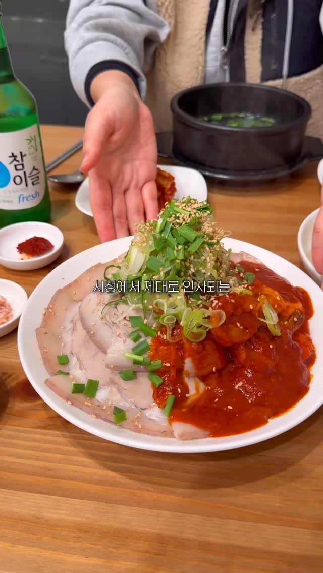 youngsfilm 게시물 이미지: 시원하게 인사되는 부산의 국밥집
여기를 이제야 와보네요.....🥹
비주얼 남다른...