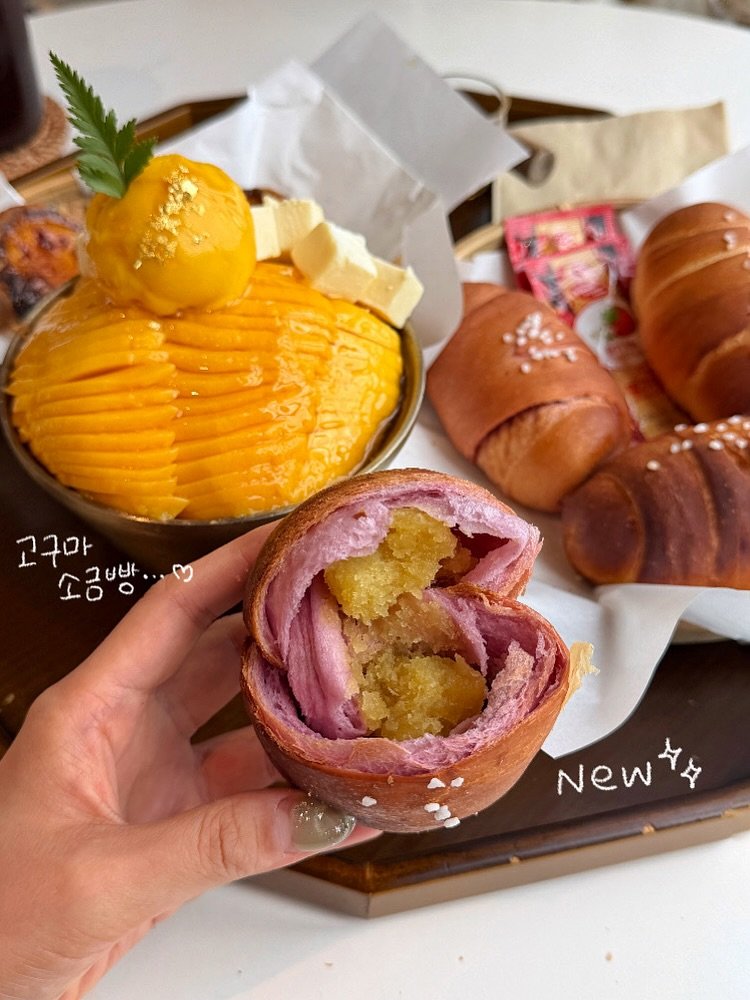 Photo by 하또먹 on October 04, 2025. May be an image of ‎dessert, bread, mango and ‎text that says '‎고구마 소금빵··· Io 비바 그빠바3 소금빵? ك New + ነነ‎'‎‎.