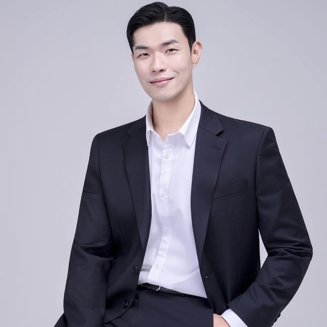 Photo by 그대의 영식, 그대좌, 턱식이 on November 04, 2025. May be an image of one or more people, hair, suit, blazer, dinner jacket and text.