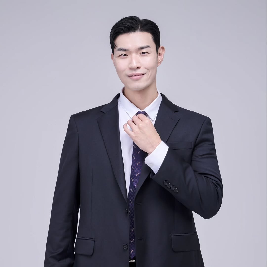 Photo by 그대의 영식, 그대좌, 턱식이 on November 04, 2025. May be an image of suit, blazer, dinner jacket and text.