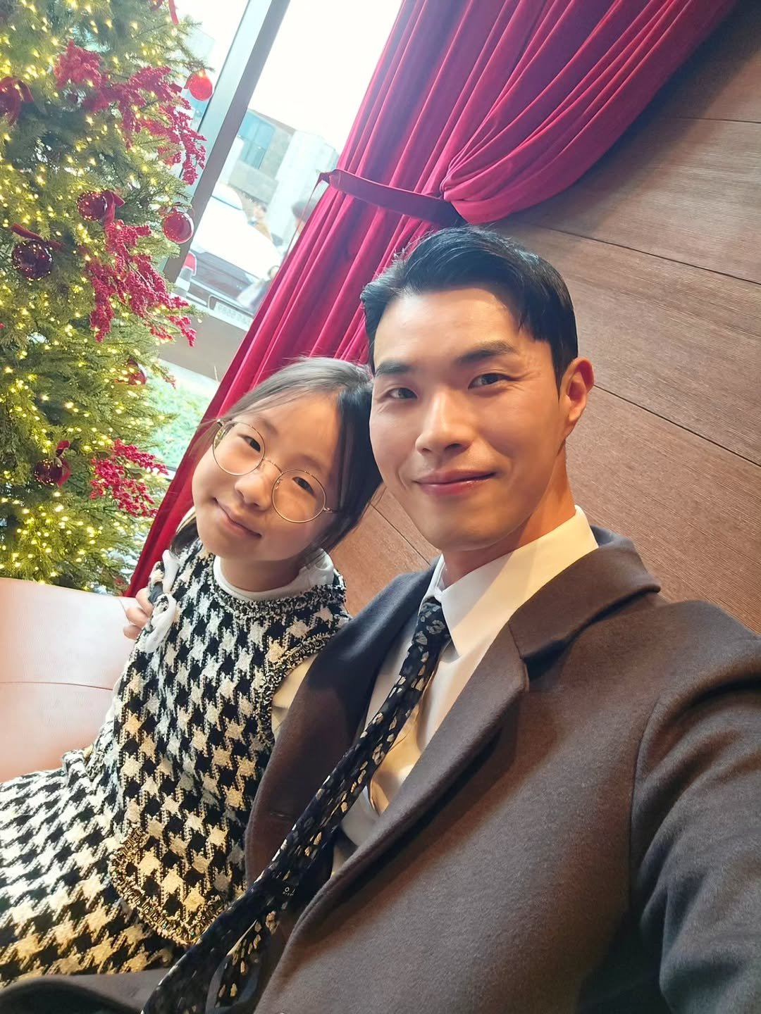 Photo by 그대의 영식, 그대좌, 턱식이 on November 28, 2025. May be a selfie of suit, dinner jacket and text.