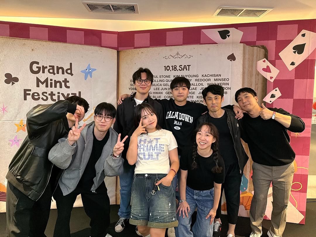 Photo shared by YOUNHA on October 19, 2025 tagging @esinu_sw, @jacobchoi.ws, @park.joonghun, @joy_eunhwa, and @jewno.1. May be an image of ‎one or more people, bangs and ‎text that says '‎Grand Mint Festiva YDBİ لدال หนทัหลย 10,18.SAT FUL STONE KIMS SUYOUNG KACHISAN OLLIN QU REDOOR MINSEO SILICA NO YERIN LEEJL UN NH DON OB AE RGE BLUE CON PAMUN CALMDOWIN MAN H症丁 輕接 热 បគះ‎'‎‎.