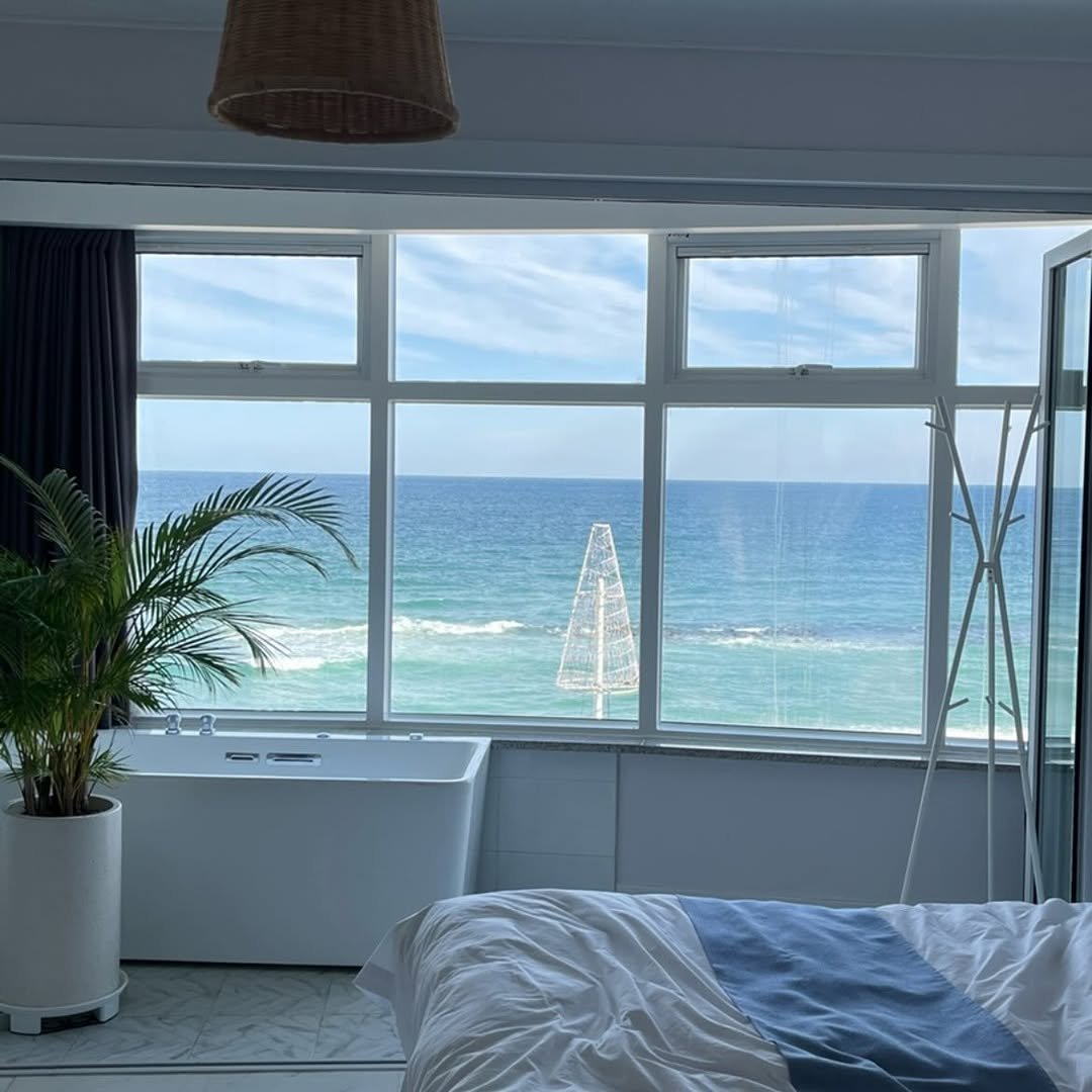Photo by 당신의안목 // 안목언니🥰 on December 30, 2025. May be an image of towel, bed, deck chair, bedroom, sliding door and text.