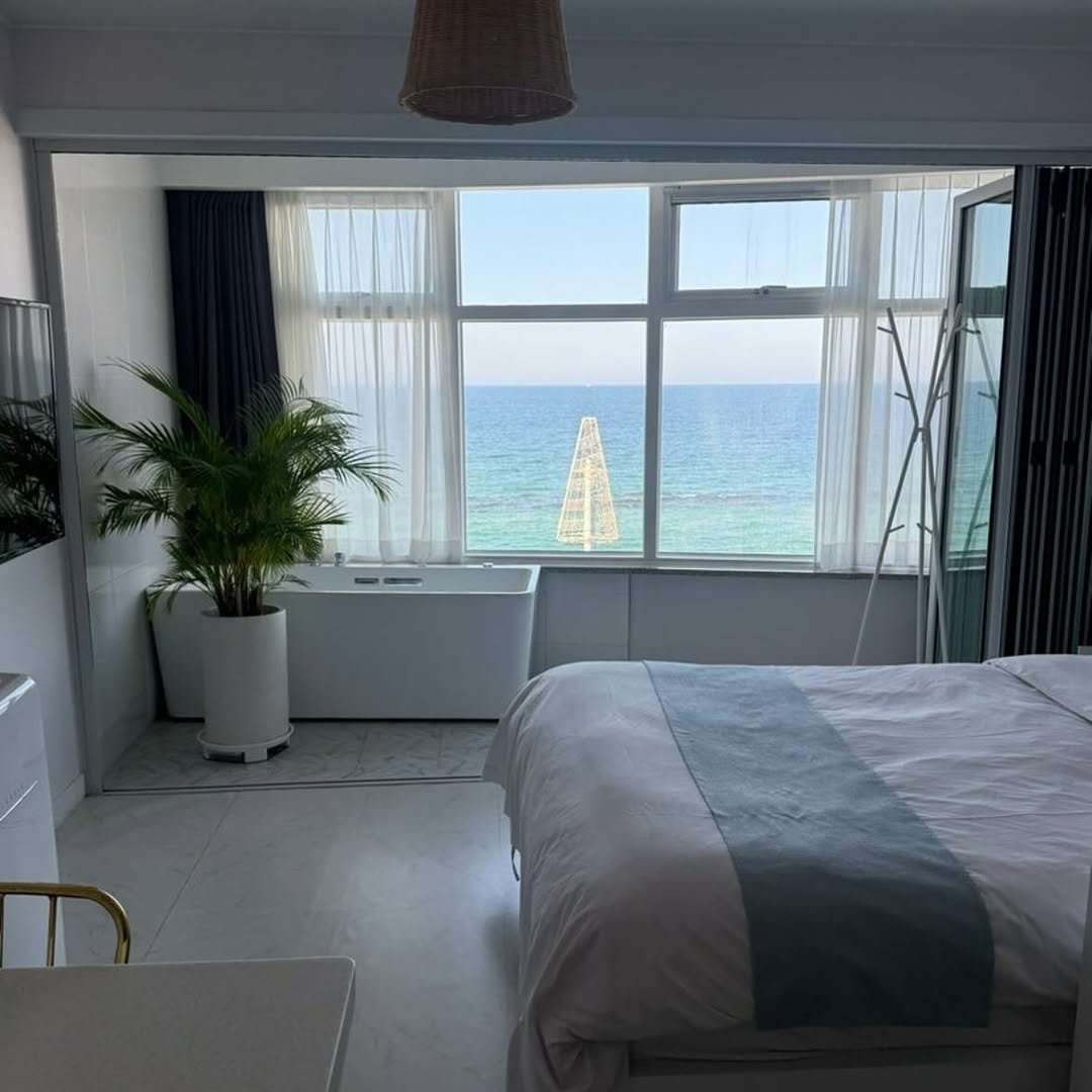 Photo by 당신의안목 // 안목언니🥰 on October 12, 2025. May be an image of bed and bedroom.