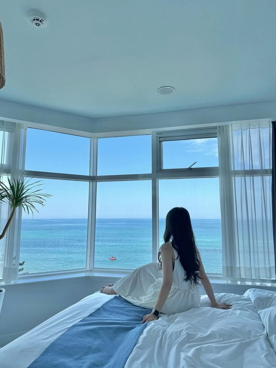 Photo by 당신의안목 // 안목언니🥰 on December 23, 2025. May be an image of bed, bedroom and text.