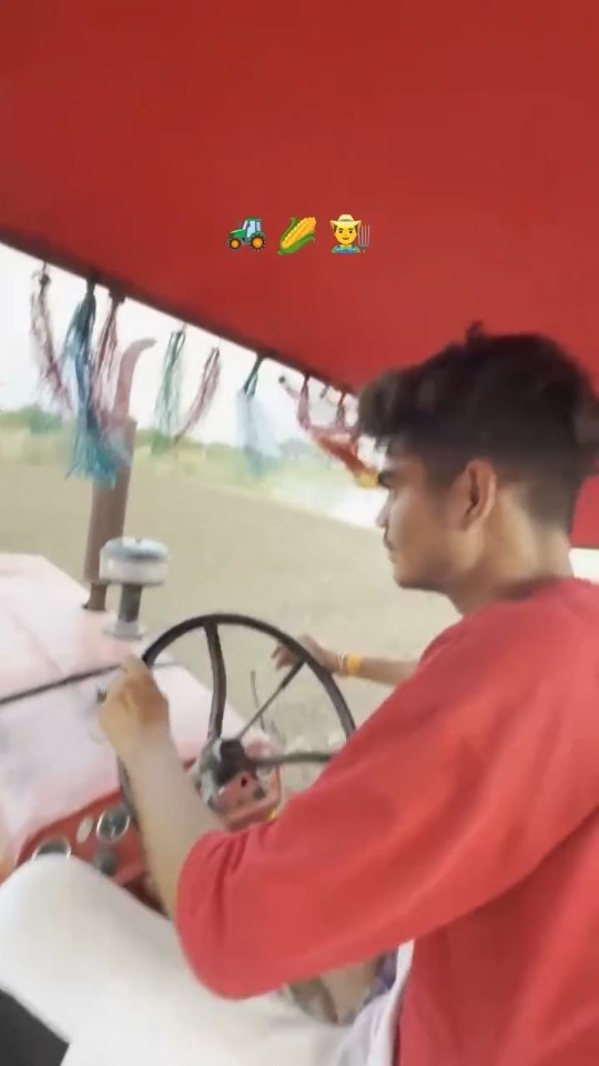 your_organic_farm 게시물 이미지: #farming #funnyvideos #tractor #soyabean 
Sowing