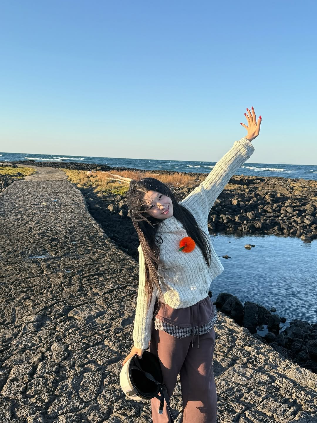 Photo by 혜다 on November 10, 2025. May be an image of seaweed, coast and text.