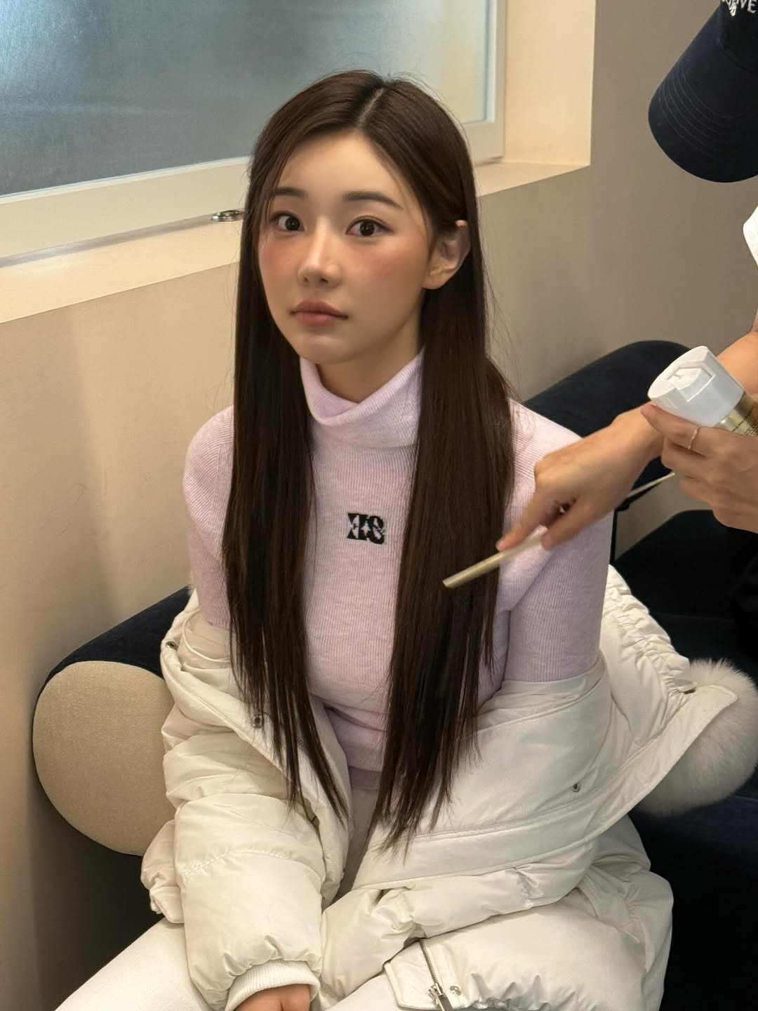 Photo by 이시안  ʟᴇᴇ sɪᴀɴ on November 18, 2025. May be an image of one or more people, braids, makeup, top, turtleneck and text.