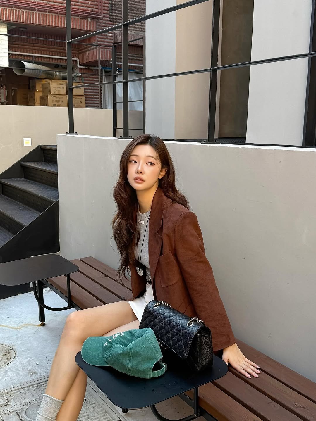 Photo shared by 이시안  ʟᴇᴇ sɪᴀɴ on September 12, 2025 tagging @style_onandon. May be an image of 1 person, overcoat, blazer, purse and text.