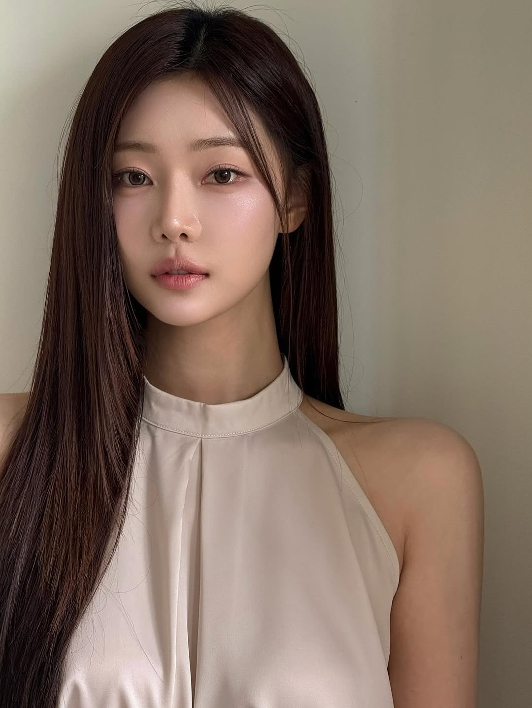 Photo shared by 이시안  ʟᴇᴇ sɪᴀɴ on September 30, 2025 tagging @oliveyoung_official, and @glint__official. May be an image of 1 person, braids and text.